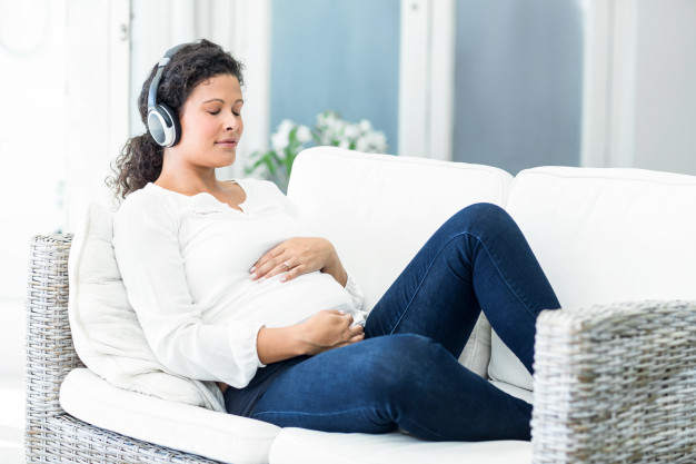 femme enceinte écouter musique reposante